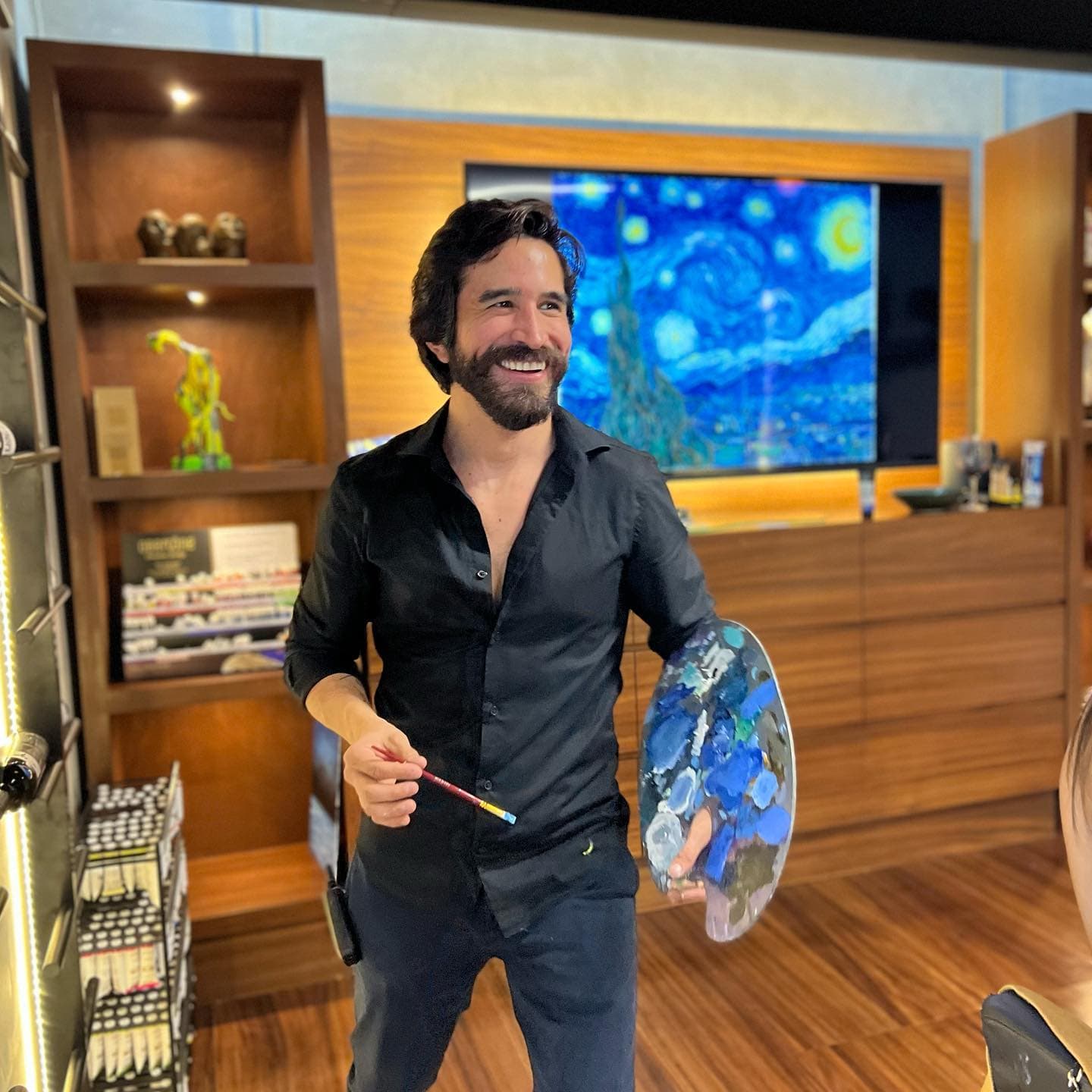 Daniel Fernández con su paleta de pintura en Zenz Gallery